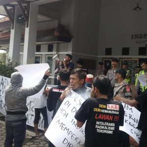 Warga Gelar Unjuk Rasa Pertanyakan Anggaran Desa