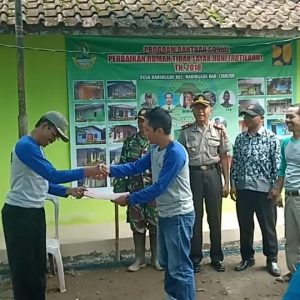 Ketua LPM Serahkan Kunci Bantuan Rutilahu Secara Simbolis