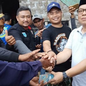 Komunitas Bagong Mogok Berikan Bantuan Rutilahu Kepada Tiga Keluarga Miskin