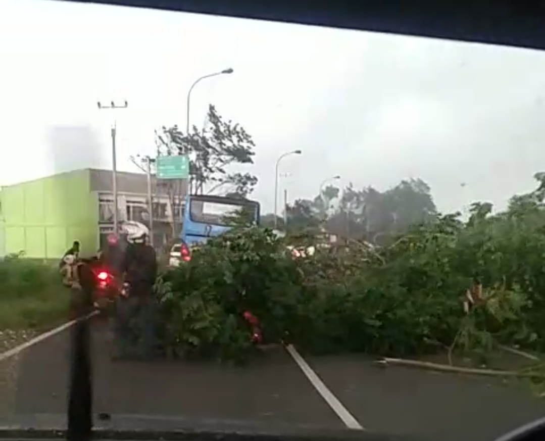 Hujan Disertai Angin Kencang Terjang Wilayah Cianjur IMG-20181210-WA0094.jpg
