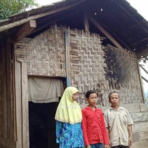 Ayat, 10 Tahun Tinggal Digubuk Reot Tanpa Listrik