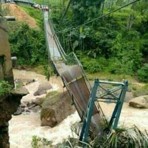 Jembatan Gantung Cisarakan Ambruk Diterjang Banjir, Ribuan Warga Terisolir