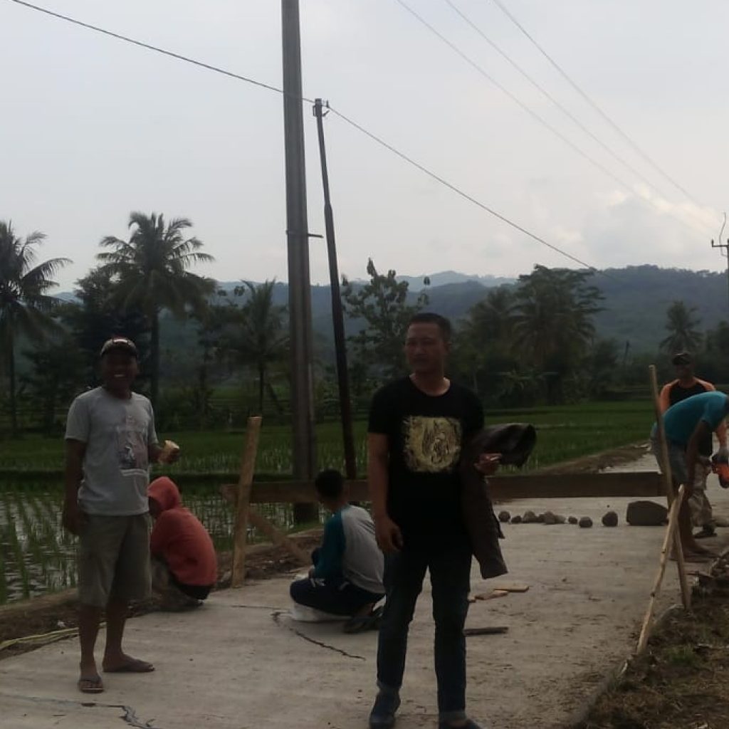 Desa Sukaratu Capai 100% Pembangunan Jalan Rabat Beton