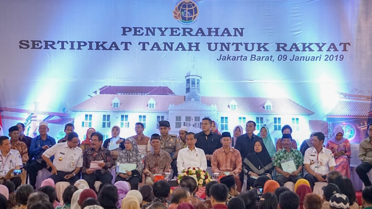 Presiden Jokowi Serahkan 3.023 Sertifikat Hak Atas Tanah untuk Rakyat di Jakarta Barat CYMERA_20190110_153748.jpg