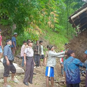 Komunitas Bagong Mogok Berikan Bantuan Rutilahu untuk Keluarga Ayat