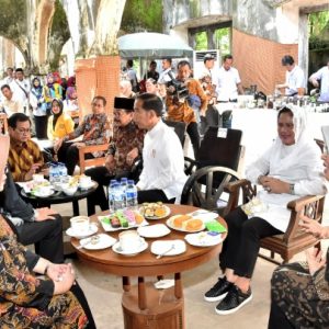 Presiden Joko Widodo dan Ibu Iriana Seruput Kopi di Benteng Van den Bosch