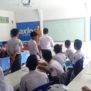 Guru Asal Amerika Mengajar di SMKN 1 Cipanas