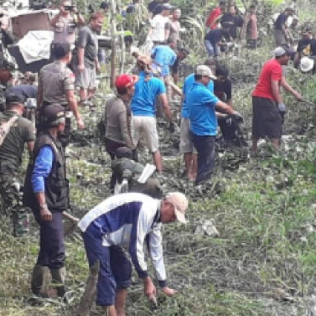 Dalam Rangka HPSN, Warga Wanajaya Beramai-Ramai Bersihkan Sampah