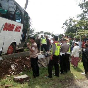 Bus Bermuatan Pelajar dari SDN Suka Asih Tangerang Tabrakan