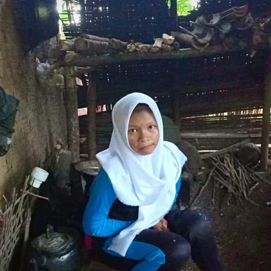 Belajar Pakai Lampu Senter, Siti Nurasiah Bercita Cita Ingin Jadi Guru