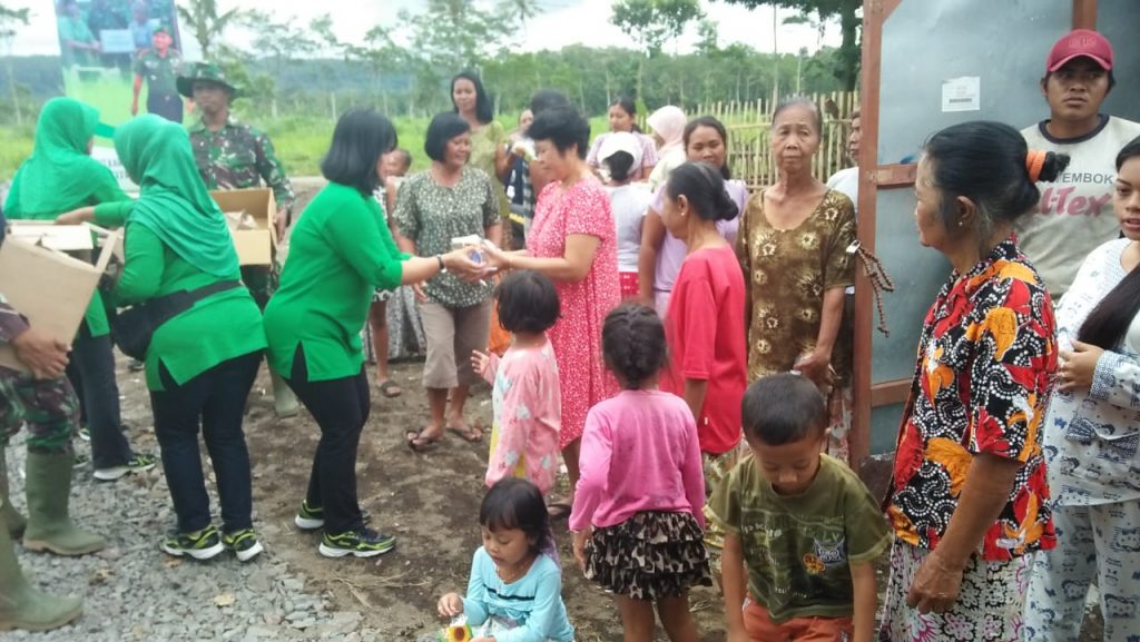 Dekat dengan Warga, Persit Kodim Jember Ikut Terjun di Lokasi TMMD
