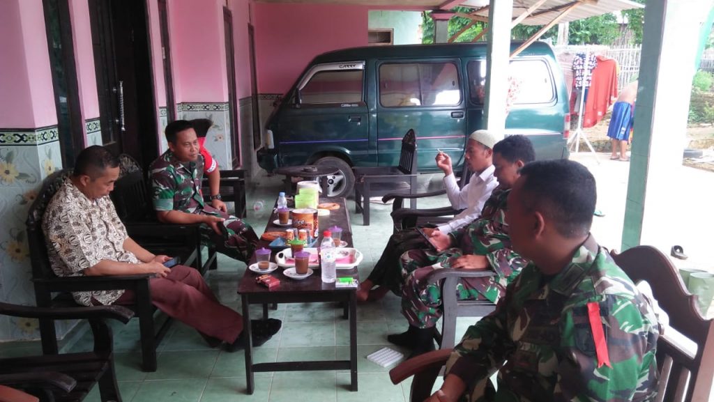 Jalin Silaturahmi, Letkol Inf Ato Sambangi Warga di Lokasi TMMD