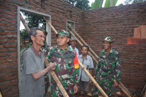 Bedah Rumah, P Lani Sampaikan Terima Kasih Kepada Dansatgas TMMD ke 104 Kodim 0824 Jember