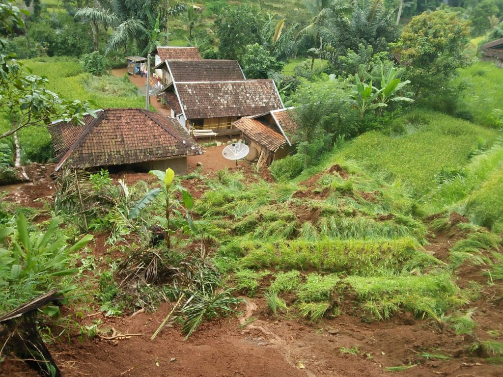 Longsor Terjang Rumah Hingga Rusak Parah