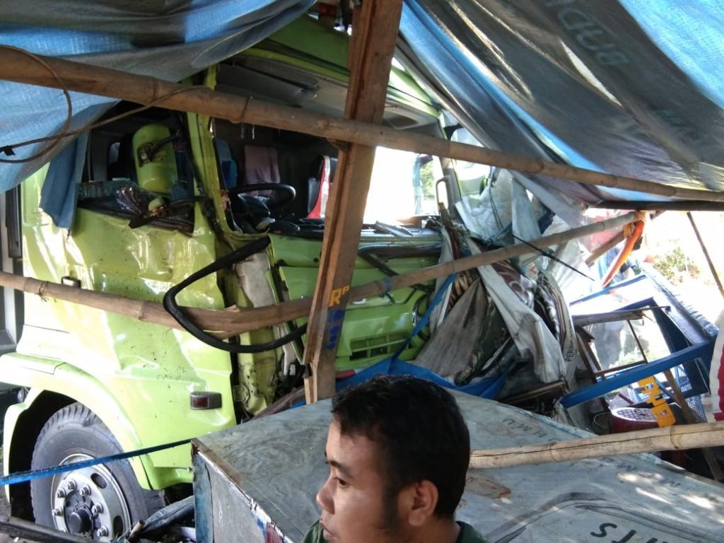Truk Tronton Tabrak Warung Bubur Ayam Cianjur, Sopir Tewas