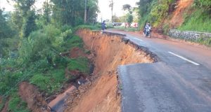 Selain Banjir, Jalur Jalan Provinsi Sukanagara Ambles