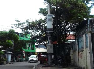 Diduga Tidak Berijin, Warga Desak Pemkot Jakbar Bongkar Tower di Atas Trotoar