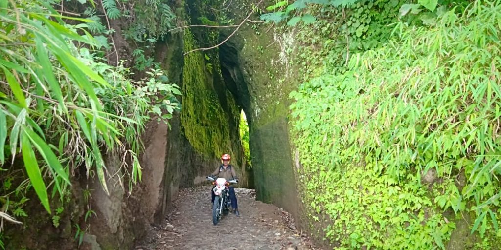 ‘Jalan Genteng’, Jalan Goa yang Tembus Membelah Tebing Gunung Rompang