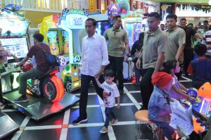 Obati Rasa Rindu, Presiden Jokowi Ajak Cucu Bermain