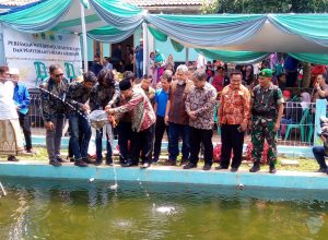 Danone-Aqua Serah Terimakan Kolam Resapan Air untuk Masyarakat