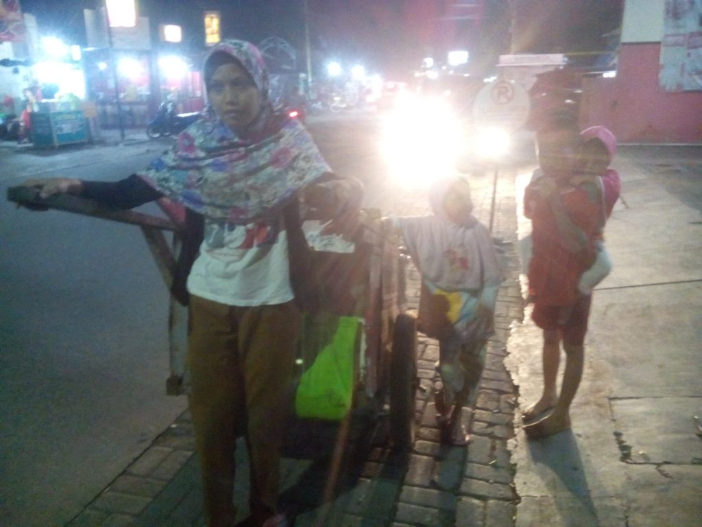 Mengais Rupiah Sebagai Tukang Rongsokan Demi Keluarga
