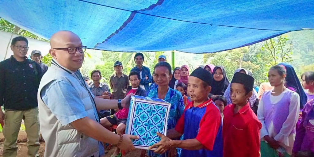 Komunitas BM dan Ngerayap Comunity Indonesia Resmikan Bantuan Rutilahu Sekaligus Santunan