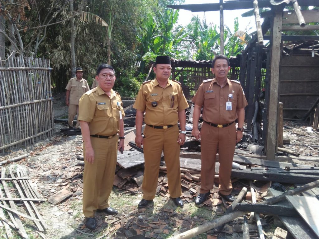 Kades Kertamukti dan Camat Cibitung Kunjungi Rumah Warganya yang Terbakar