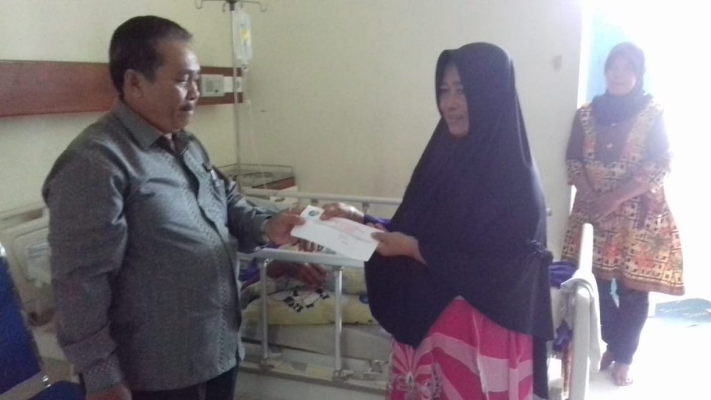 Bentuk Kepedulian, DPC AJOI Kabupaten Bengkalis Besuk Anggota yang Sakit