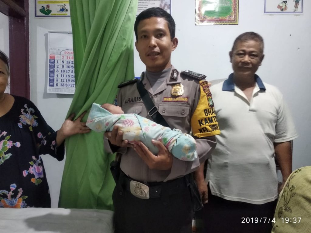 Warga Duri Kosambi Geger, Ada Wanita Melahirkan Dipinggir Kali