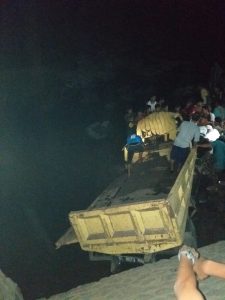 Diduga Rem Blong, Truk Nyebur ke Sungai