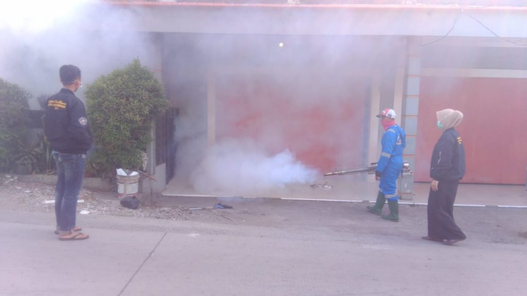 Cegah DBD, Mahasiswa STAI Al Azhary dan Warga Lakukan Fogging