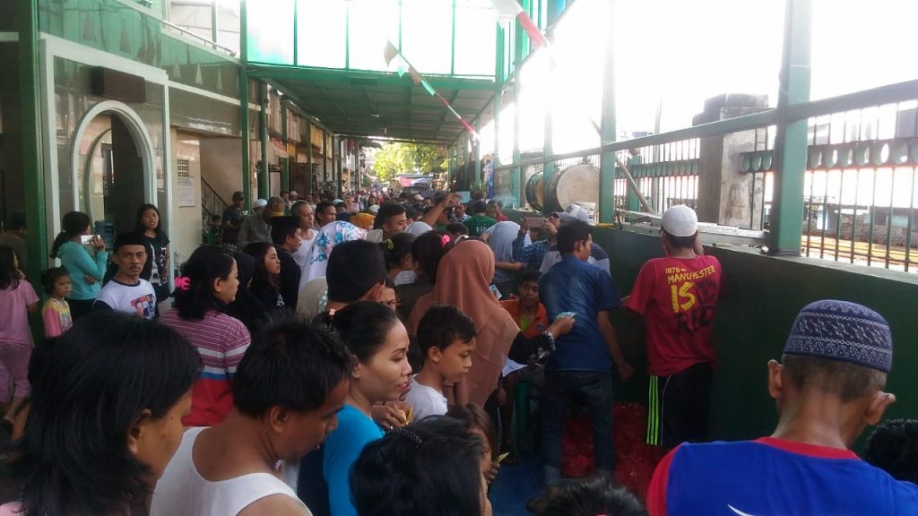 Ratusan Warga Serbu Pembagian Daging Qurban dari Gerakan Sosial Risbih