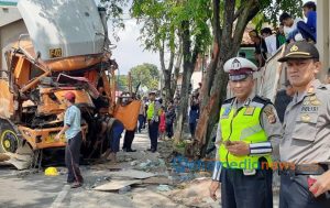 Truk Fuso Tabrak 2 Mobil dan 1 Motor di Jalur Maut Gekbrong