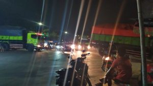 Ancam Keselamatan Jiwa, Warga Keluhkan Truk Pengangkut Tanah di Semanan