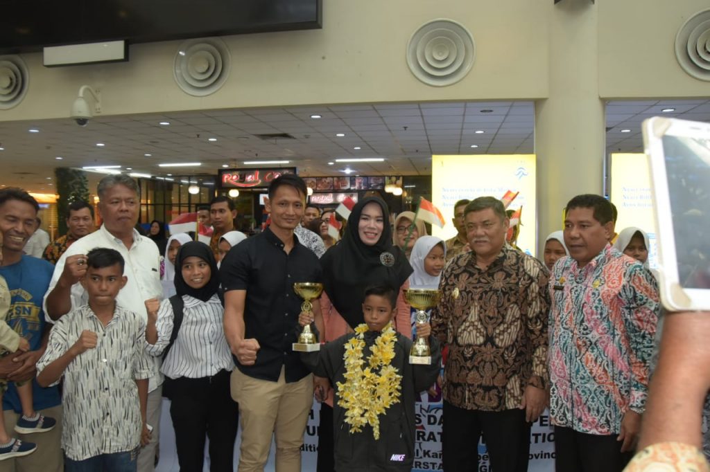 Wakil Bupati Deli Serdang Sambut Atlet Karateka Cilik ‘M. Dhijey Lexsie’ di Bandara