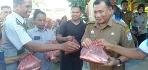 Tepis Isu Hog Cholera, Bupati Deli Serdang Makan Ikan Bersama Warga