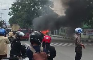 Satu Unit Minibus Terbakar di Bukittinggi, Diduga Korsleting