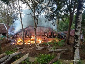Ditinggal ke Sawah, Rumah Ludes Dilalap si Jago Merah