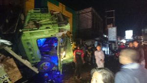 Tragis, Tiga Orang Tewas Dihantam Truk Tronton