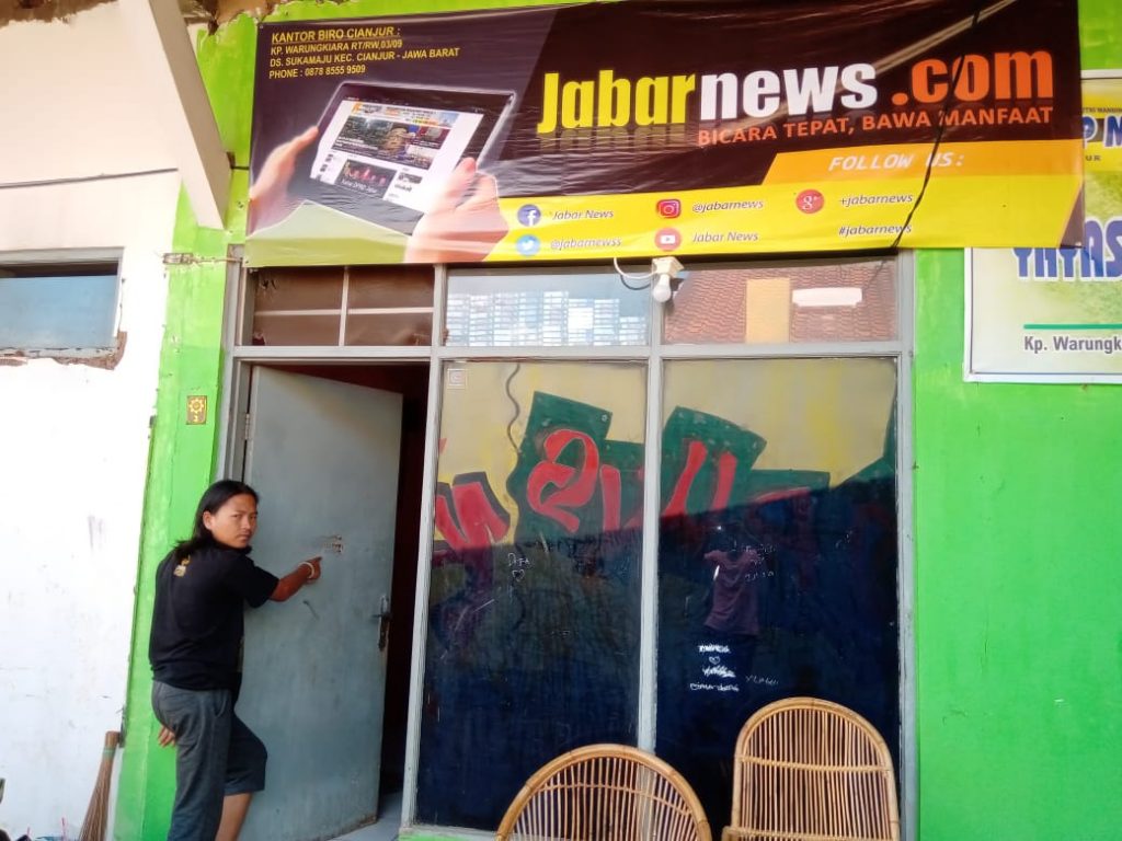 Dua Orang Tak Dikenal Lakukan Penganiayaan dan Pengrusakan Kantor Media Online di Cianjur