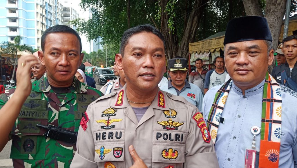 Kapolres Metro Jakpus Bersama Tiga Pilar Bantu Korban Pasca Banjir Benhil