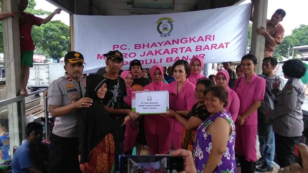 Bhayangkari Jakbar Berikan Bantuan Untuk Korban Banjir di Cengkareng