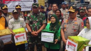 Kapolda Metro Jaya Bersama Pangdam Jaya Sambangi Korban Banjir di Kampung Melayu