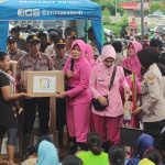 Ketum Bhayangkari bersama Bhayangkari Lintas Angkatan Berikan Bantuan Kepada Korban Banjir IMG-20200106-WA0046.jpg