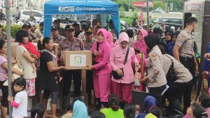 Ketum Bhayangkari bersama Bhayangkari Lintas Angkatan Berikan Bantuan Kepada Korban Banjir
