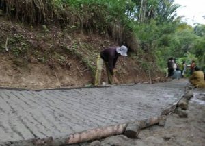 Warga Dusun Cibuluh Swadaya Bangun Jalan
