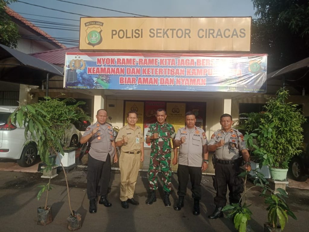 Peduli Penghijauan, Kapolsek Ciracas Bersama Tiga Pilar Tanam Pohon