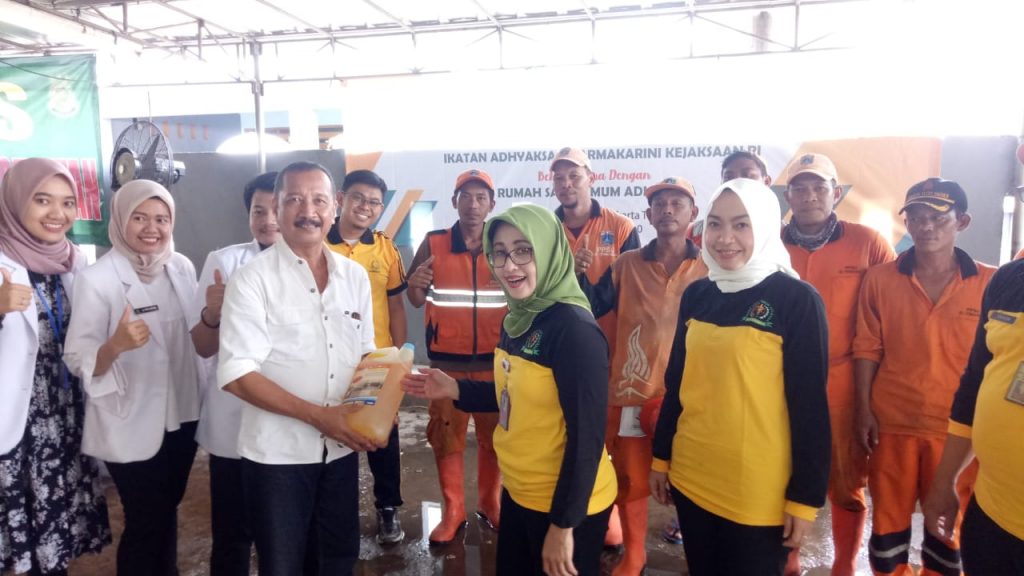 Ikatan Adhyaksa Dharmakarini Kejaksaan RI Gelar Baksos Bantu Korban Banjir di Cipinang Muara