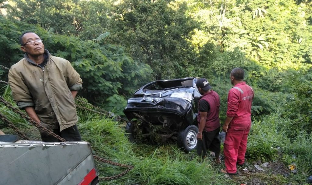 Usai Tabrak Pejalan Kaki, Mobil Pickup Terjun Bebas Kedalam Jurang