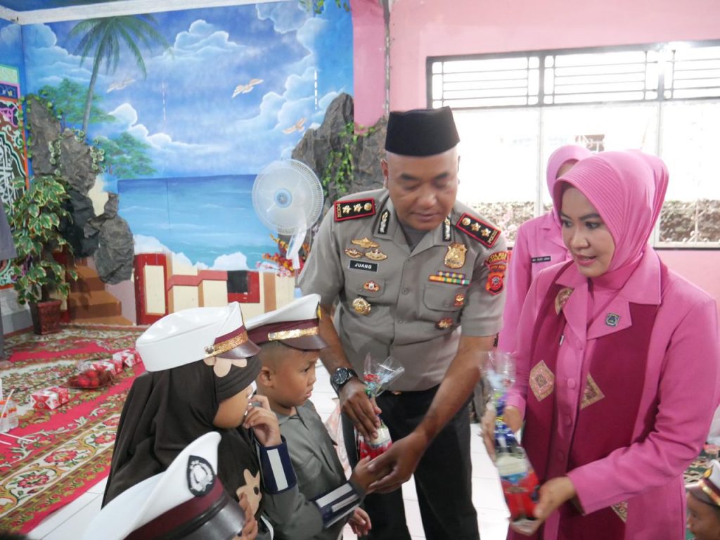 Polres Cianjur Gelar Gerakan Minum Susu Bersama Santri